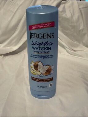 Jergens Weightless Wet Skin- (New still Sealed)